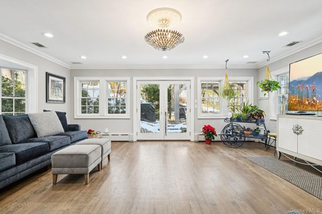 4 Paul Revere Lane, Centerport, NY 11721