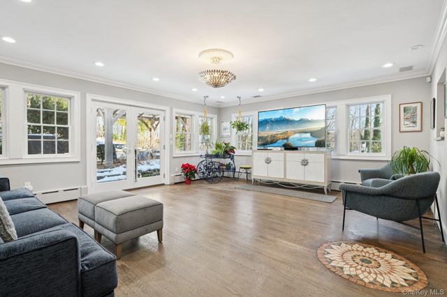 4 Paul Revere Lane, Centerport, NY 11721