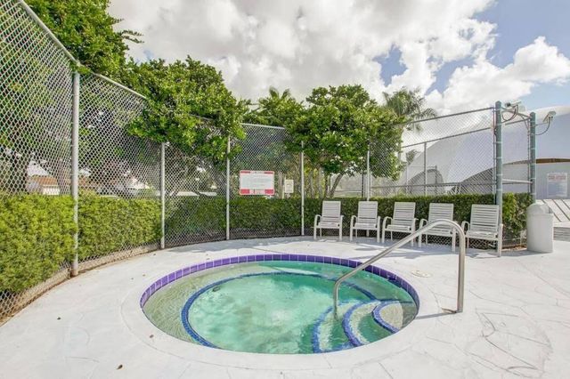 9709 Sunny Isle Circle, Boca Raton, FL 33428