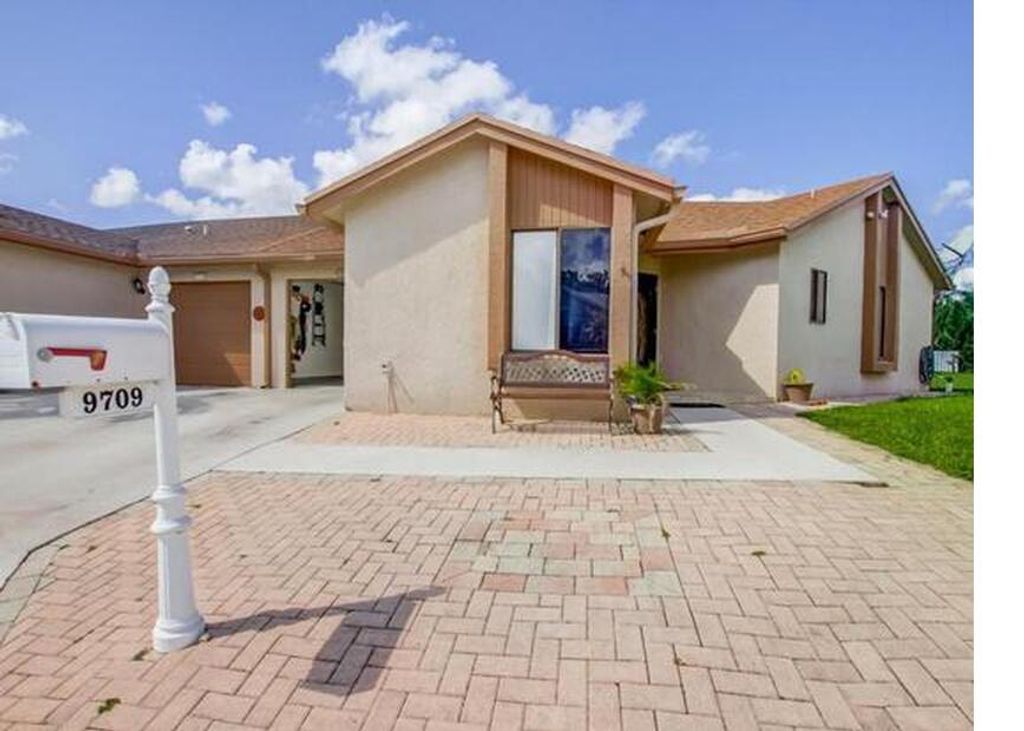 9709 Sunny Isle Circle, Boca Raton, FL 33428