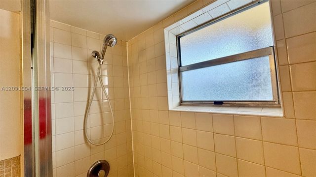 2825 NE 201st Ter M216, Aventura, FL 33180