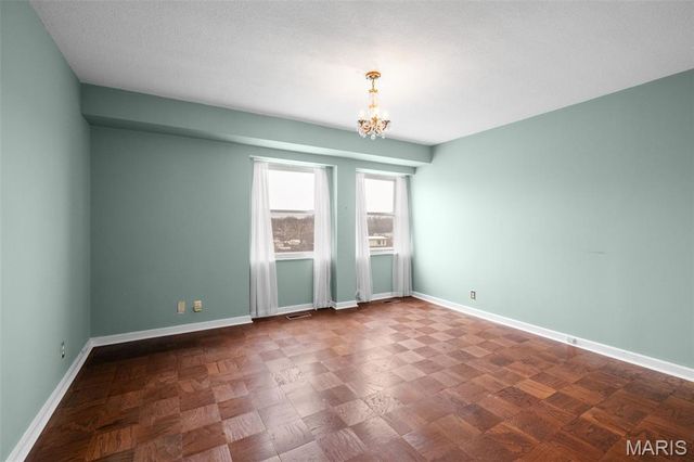 710 S Hanley Road 7B, St Louis, MO 63105