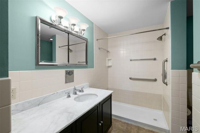 710 S Hanley Road 7B, St Louis, MO 63105