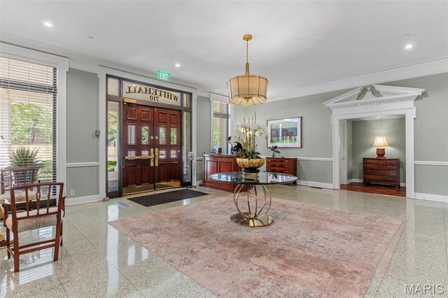 710 S Hanley Road 7B, St Louis, MO 63105