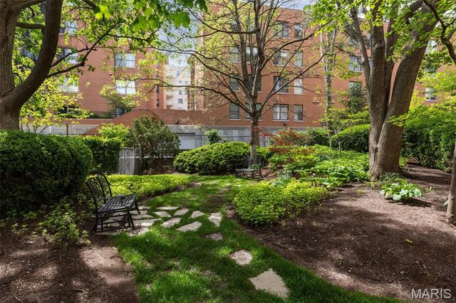 710 S Hanley Road 7B, St Louis, MO 63105