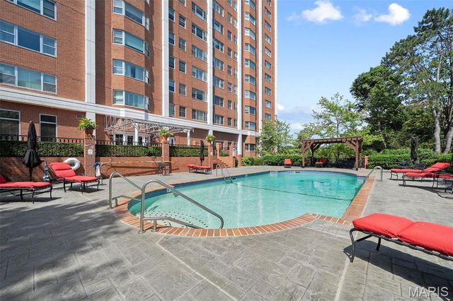 710 S Hanley Road 7B, St Louis, MO 63105