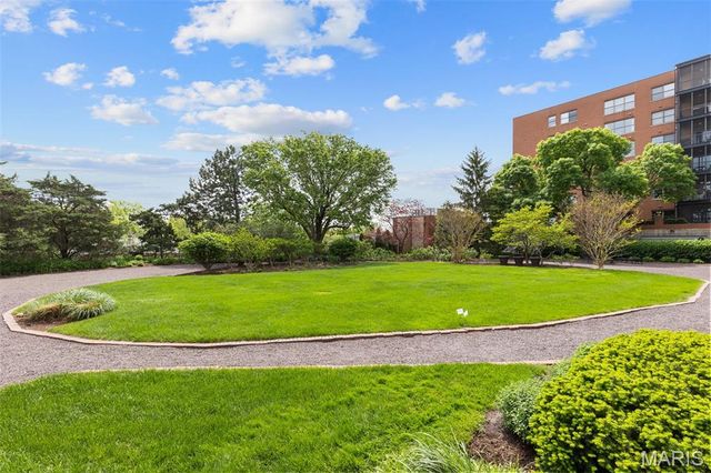 710 S Hanley Road 7B, St Louis, MO 63105
