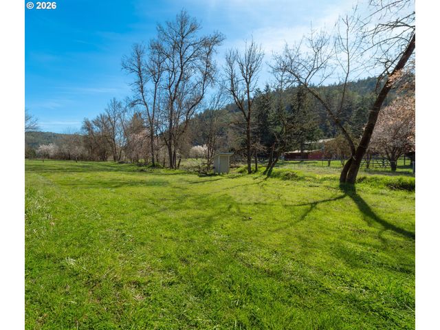 238 BALL Ln, Riddle, OR 97469