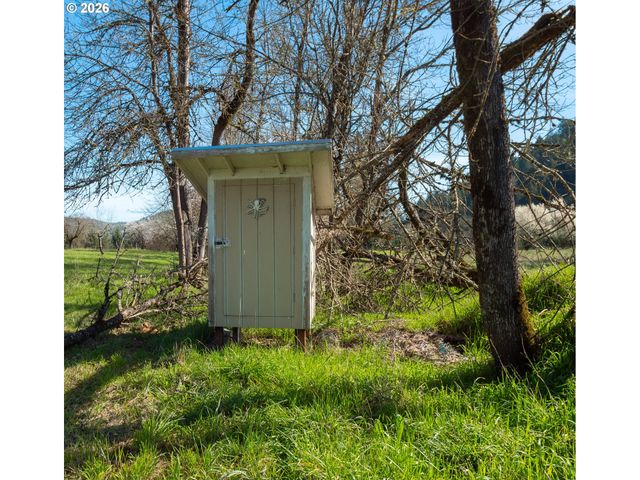 238 BALL Ln, Riddle, OR 97469