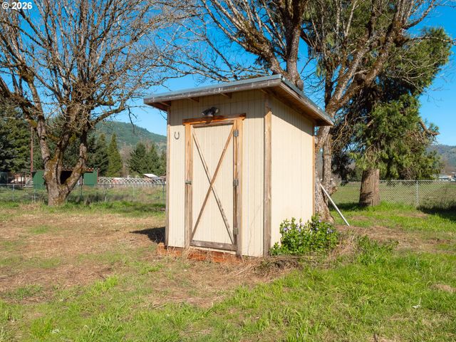 238 BALL Ln, Riddle, OR 97469