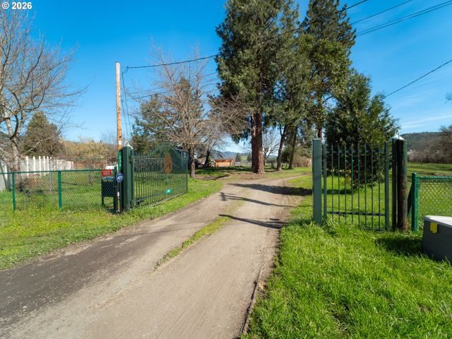 238 BALL Ln, Riddle, OR 97469