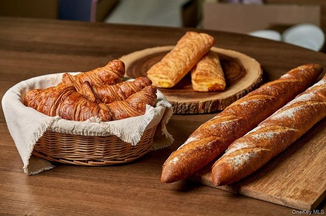 1 Miller Place D, Smithtown, NY 11787