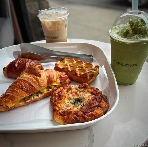 1 Miller Place D, Smithtown, NY 11787