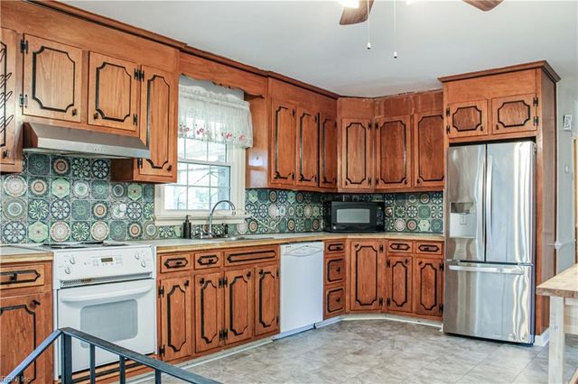 188 Corinthia DR, Newport News, VA 23608