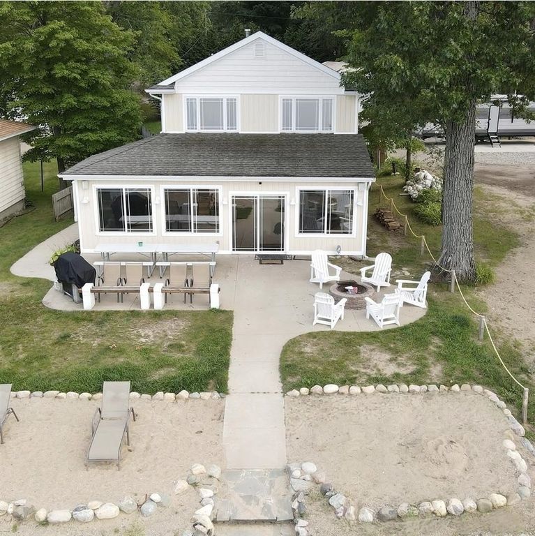 11362 E Shore Drive, Delton, MI 49046