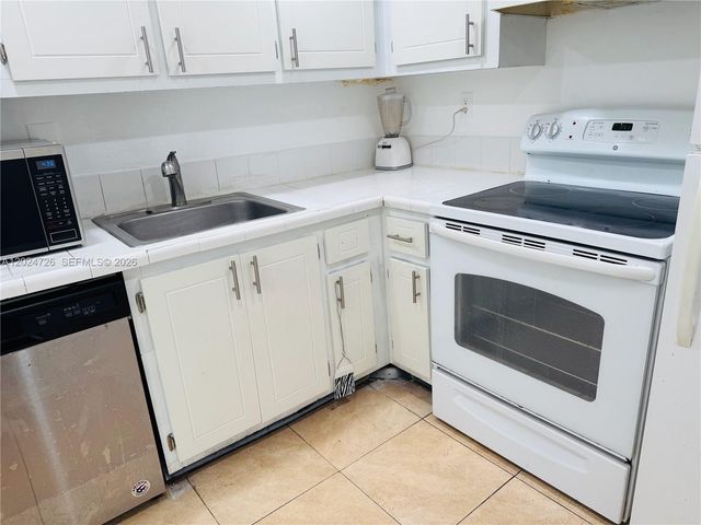 486 NW 165th St Rd B-201, Miami, FL 33169