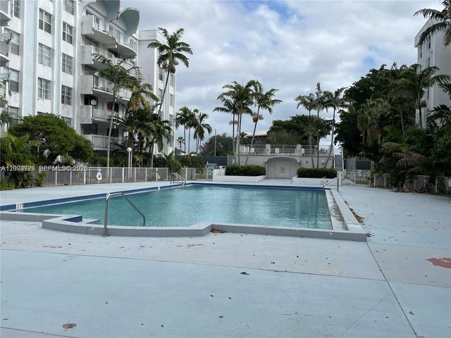 486 NW 165th St Rd B-201, Miami, FL 33169