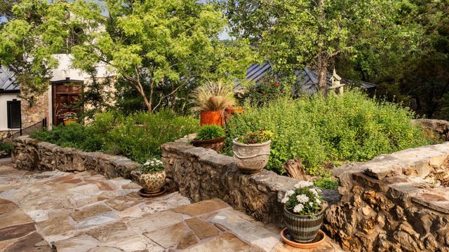 521 Rancho Grande DR, Wimberley, TX 78676