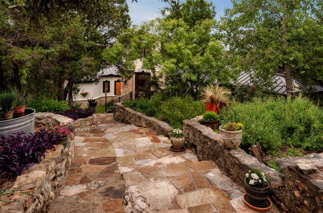 521 Rancho Grande DR, Wimberley, TX 78676