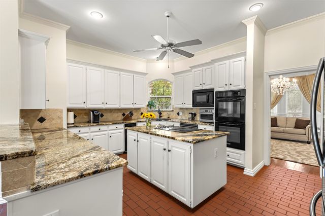 8 Park Place, Mansfield, TX 76063