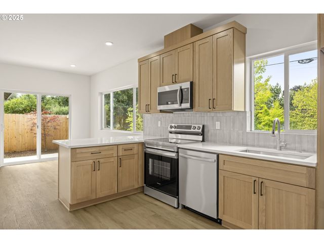 5860 N MISSOURI Ave, Portland, OR 97217