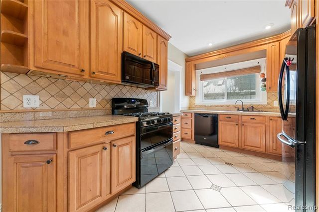 128 Clarence Street, Holly, MI 48442