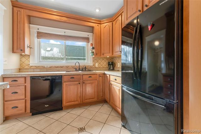 128 Clarence Street, Holly, MI 48442