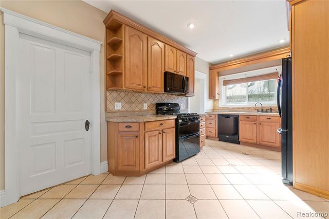 128 Clarence Street, Holly, MI 48442