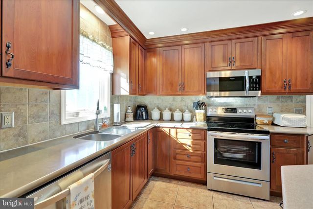 13 DAVIDS DR, Fleetwood, PA 19522