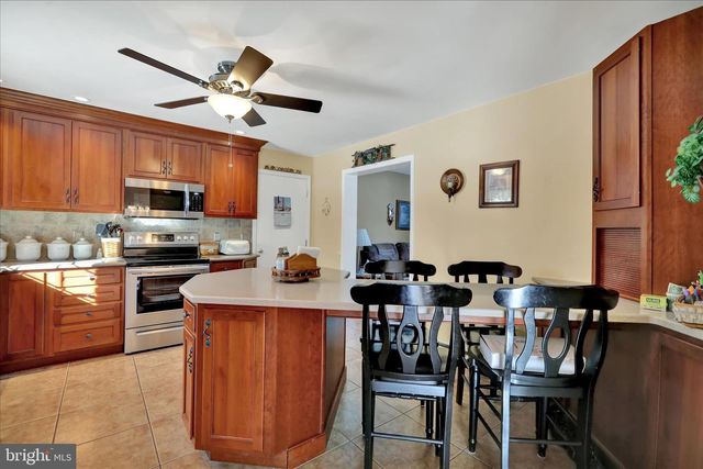 13 DAVIDS DR, Fleetwood, PA 19522