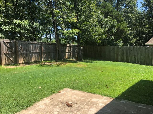 10 S Woodsprings Drive, Fayetteville, AR 72701