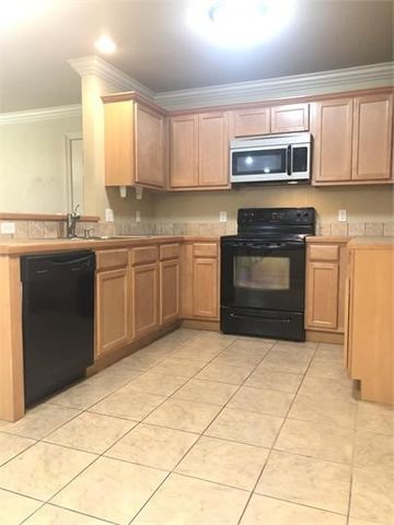 10 S Woodsprings Drive, Fayetteville, AR 72701