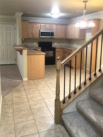 10 S Woodsprings Drive, Fayetteville, AR 72701