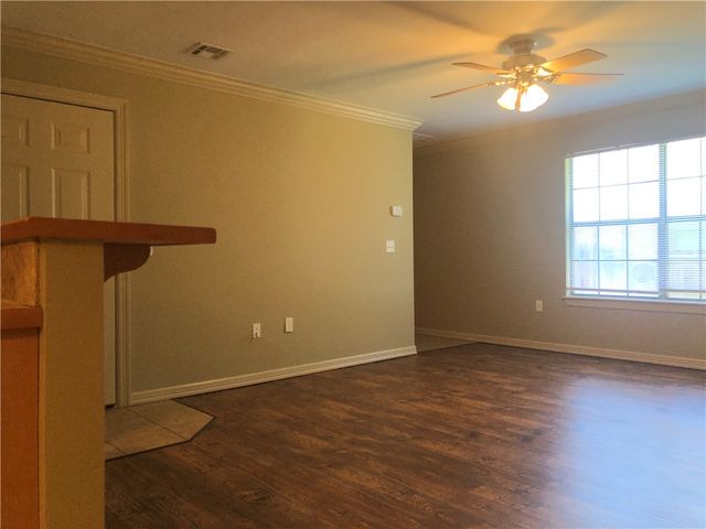 10 S Woodsprings Drive, Fayetteville, AR 72701