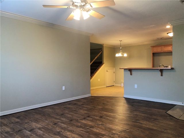 10 S Woodsprings Drive, Fayetteville, AR 72701