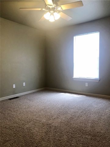 10 S Woodsprings Drive, Fayetteville, AR 72701