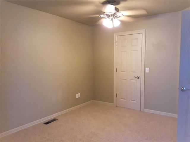 10 S Woodsprings Drive, Fayetteville, AR 72701