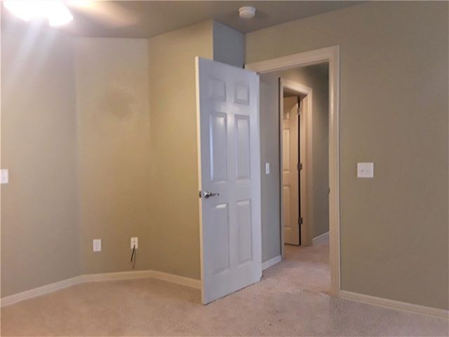 10 S Woodsprings Drive, Fayetteville, AR 72701