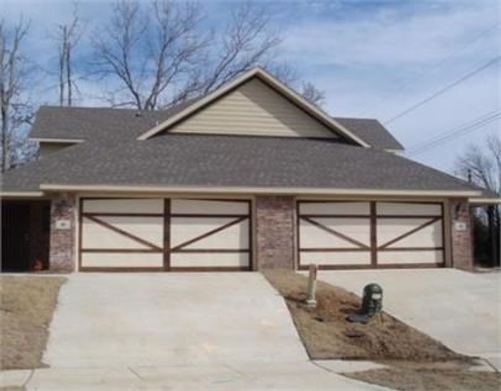 10 S Woodsprings Drive, Fayetteville, AR 72701