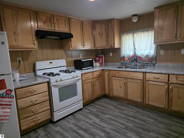 6053 NW Mill, Riverdale, MI 48877
