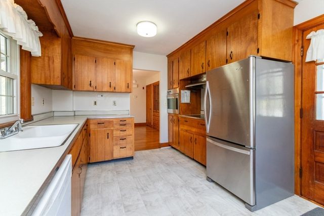 90 Walnut St, Walpole, MA 02081