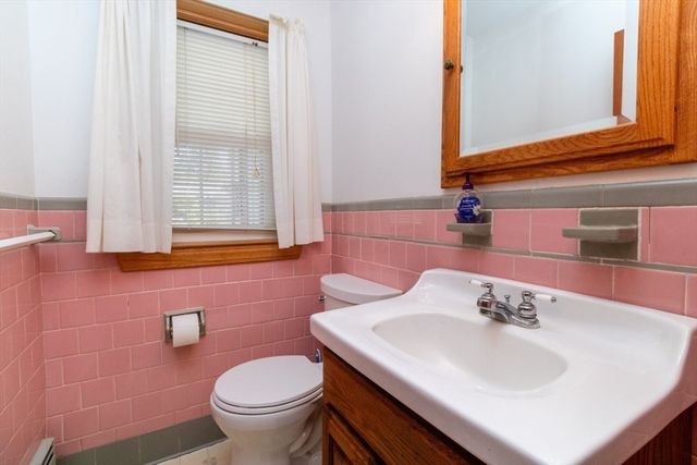 90 Walnut St, Walpole, MA 02081