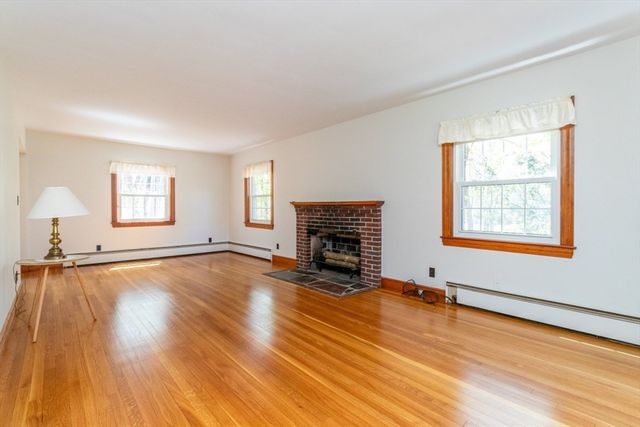 90 Walnut St, Walpole, MA 02081