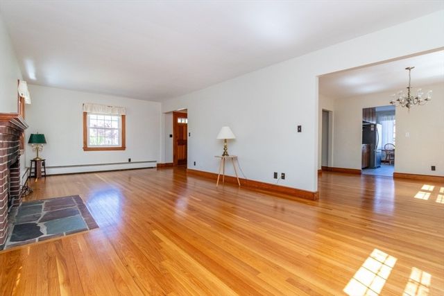 90 Walnut St, Walpole, MA 02081