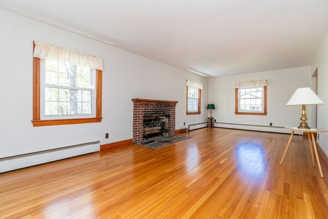 90 Walnut St, Walpole, MA 02081