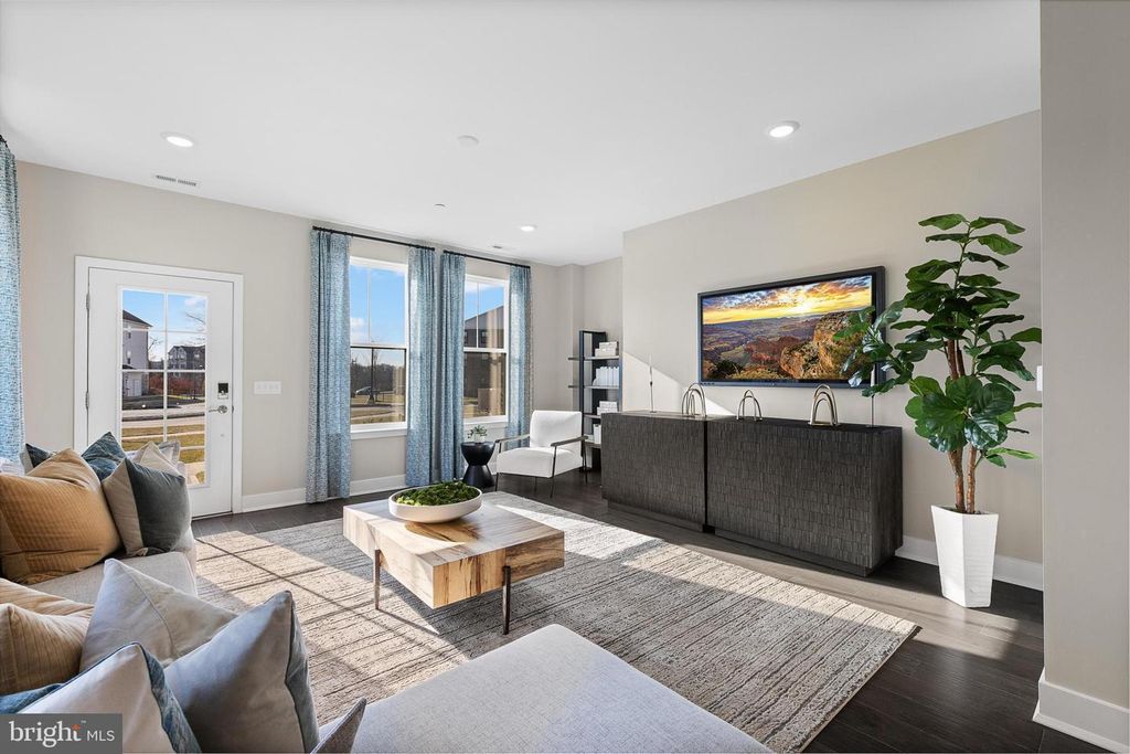 156 LEONA STEWART, Pennington, NJ 08534