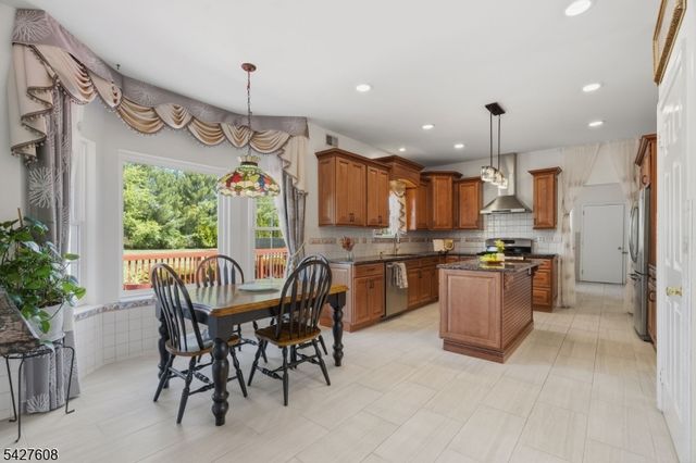 14 Zeller Dr, Franklin Twp., NJ 08873