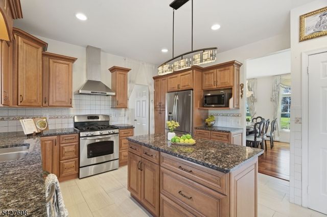 14 Zeller Dr, Franklin Twp., NJ 08873