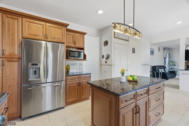 14 Zeller Dr, Franklin Twp., NJ 08873