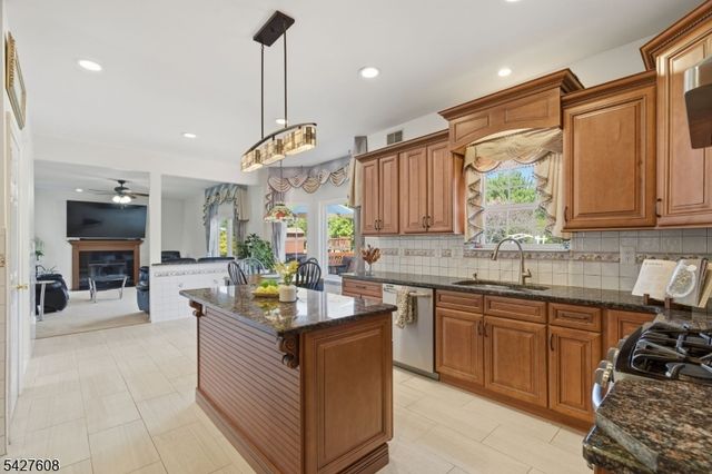14 Zeller Dr, Franklin Twp., NJ 08873